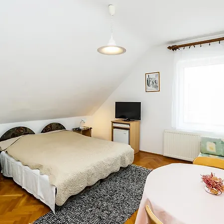 Burg Vendeghaz Bed & Breakfast
